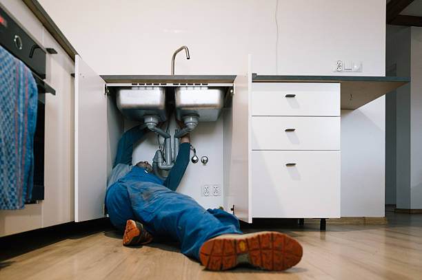 Professional Emergency Plumber technician working in Leo, IN